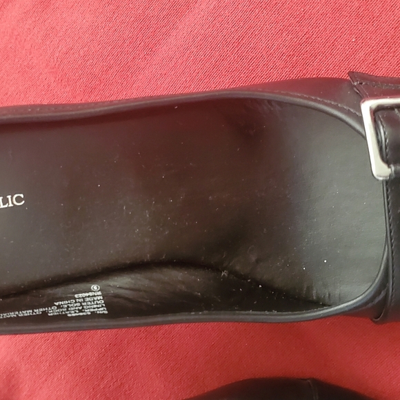 Banana Republic Black Hardware Pump - Picture 3 of 6